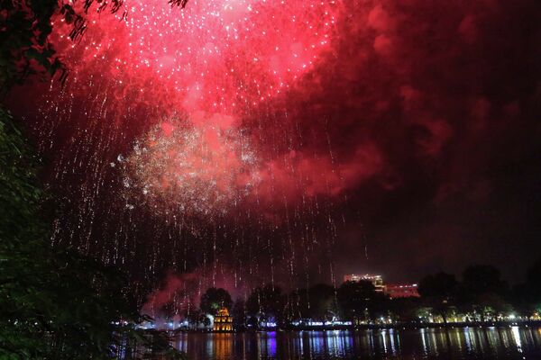 Bắn pháo hoa đón chào năm mới Kỷ Hợi 2019 tại khu vực hồ Hoàn Kiếm. - Sputnik Việt Nam