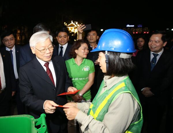 Tổng Bí thư, Chủ tịch nước Nguyễn Phú Trọng mừng tuổi, chúc Tết công nhân công ty Vệ sinh Môi trường Hà Nội đang làm việc trên đường Thanh Niẻn. Tổng Bí thư, Chủ tịch nước Nguyễn Phú Trọng mừng tuổi, chúc Tết công nhân công ty Vệ sinh Môi trường Hà Nội đang làm việc trên đường Thanh Niẻn. - Sputnik Việt Nam