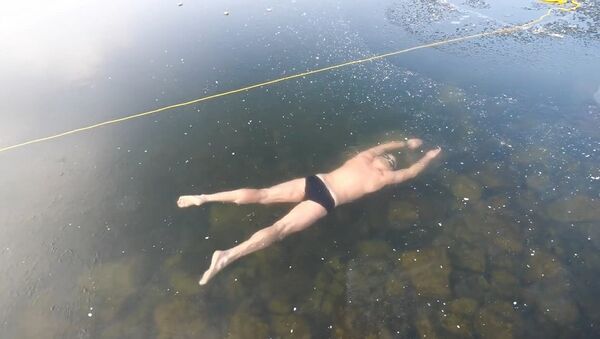 Đoạn video quay cảnh một thợ lặn của Cộng hòa Séc bơi dưới lớp băng của hồ dậy sóng mạng - Sputnik Việt Nam