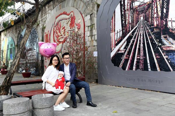 Người dân thủ đô du xuân và chụp ảnh lưu niệm tại phố Bích Hoạ - Phùng Hưng. Người dân thủ đô du xuân và chụp ảnh lưu niệm tại phố Bích Hoạ - Phùng Hưng. - Sputnik Việt Nam