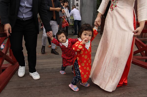 Các bé gái được bố mẹ diện áo dài đi chơi Tết ở Hà Nội - Sputnik Việt Nam