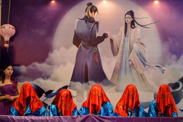 Những người đàn ông Thượng Hải quấn cờ tại cuộc thi mà các cô dâu phải tìm ra chú rể của mình trong Ngày Thất Tịch - Ngày Valentine của Trung Quốc - Sputnik Việt Nam