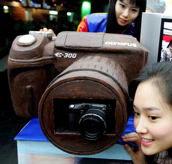 Các nữ đại diện của công ty Olympus tại buổi giới thiệu mô hình máy chụp ảnh trong Ngày tình nhân ở Seoul - Sputnik Việt Nam
