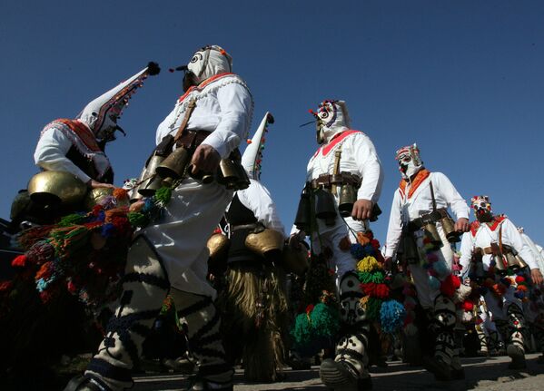Những người Bulgaria mặc trang phục dân tộc, nhảy múa trong Ngày Thánh Trifon ở làng Brestovitsa, Bulgaria - Sputnik Việt Nam