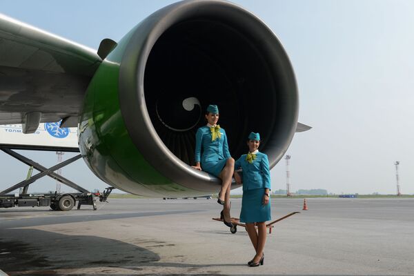 Nữ tiếp viên hàng không hãng S7 Airlines chụp ảnh tại Sân bay Quốc tế Tolmachevo ở thành phố Novosibirsk - Sputnik Việt Nam