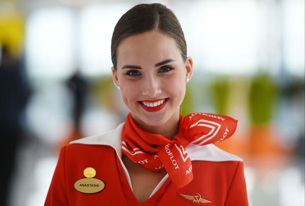 Tiếp viên hãng hàng không hãng Aeroflot Anastasia Belousova trong sân bay Sheremetyevo - Sputnik Việt Nam