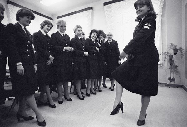 Nữ tiếp viên hàng không tại lớp học khiêu vũ, Trường Kỹ thuật Hàng không Leningrad, Liên Xô - Sputnik Việt Nam