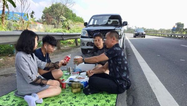 Gia đình dừng xe mở tiệc trên cao tốc - Sputnik Việt Nam