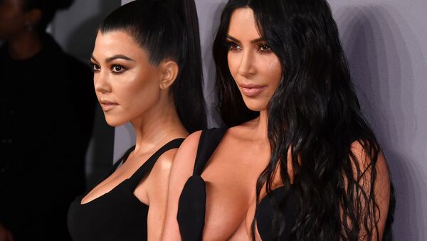 Hai chị em Kourtney và Kim Kardashian tại buổi dạ tiệc từ thiện AmfAR Gala ở New York - Sputnik Việt Nam