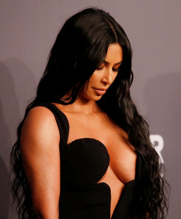 Kim Kardashian trên thảm đỏ trong sự kiện từ thiện được tổ chức bởi Quỹ AmfAR nghiên cứu AIDS ở New York - Sputnik Việt Nam