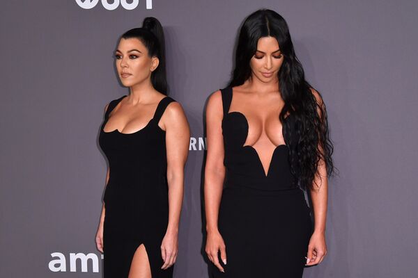 Hai chị em Kourtney Kardashian và Kim Kardashian tại dạ tiệc từ thiện của amfAR ở New York - Sputnik Việt Nam