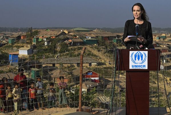 Đặc phái viên Liên Hợp Quốc về người tị nạn, nữ diễn viên Angelina Jolie trong chuyến thăm Bangladesh - Sputnik Việt Nam