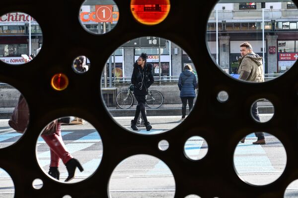 Người dân trên đường phố Geneva - Sputnik Việt Nam