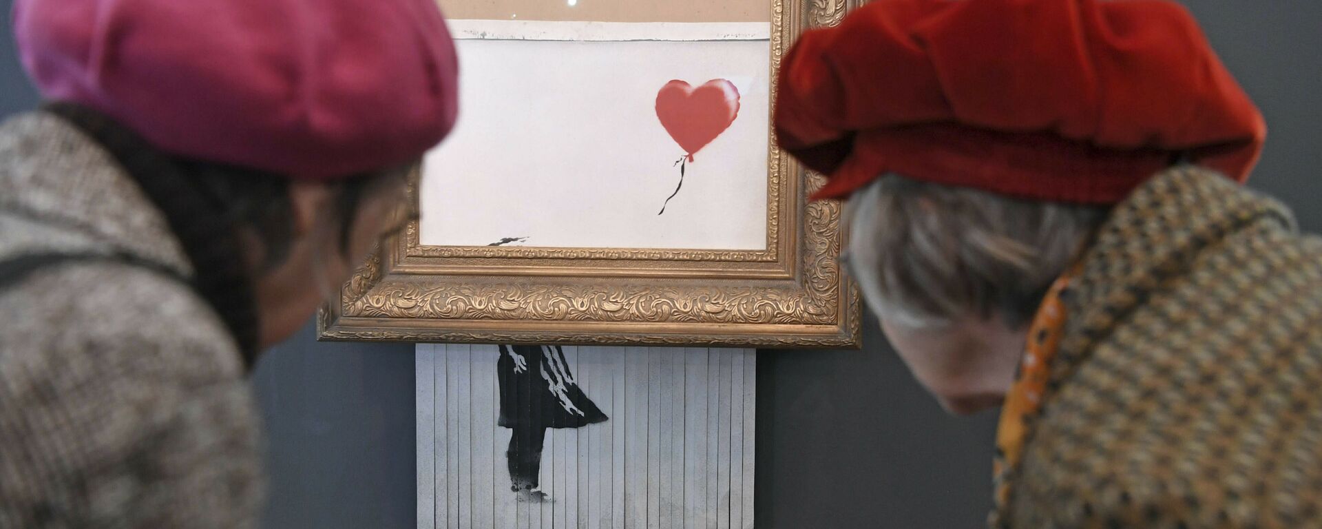 Du khách xem bức tranh tự hủy sau khi bán đấu giá Cô gái với khinh khí cầu của Banksy, giờ được gọi là Tình yêu trong thùng rác, Bảo tàng Nghệ thuật Đương đại Baden-Baden, Đức - Sputnik Việt Nam, 1920, 15.12.2022