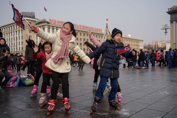 Trẻ em vui chơi tại Quảng trường Kim Nhật Thành trong Tết Nguyên đán ở Bình Nhưỡng - Sputnik Việt Nam