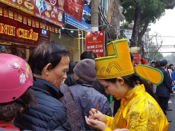 Mới đầu giờ sáng, người dân đã phải nhận phiếu xếp hàng chờ hàng dài Mới đầu giờ sáng, người dân đã phải nhận phiếu xếp hàng chờ hàng dài - Sputnik Việt Nam