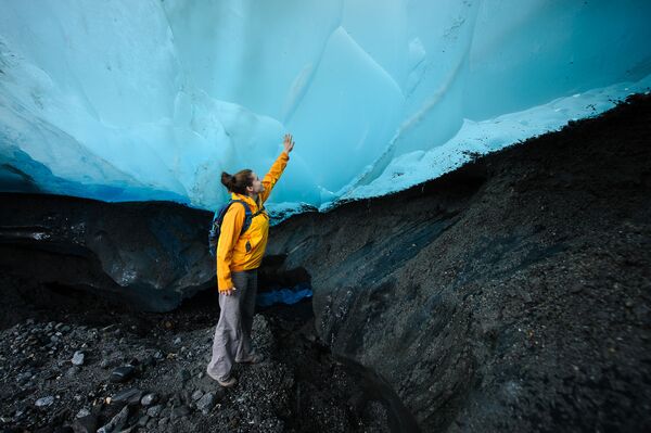 Hang động trong sông băng Mendenhall dài 12 km ở ngoại ô thành phố Juneau, thuộc Alaska. Hàng năm hang động thay đổi diện mạo của mình: băng trong hang tan chảy, tạo ra những dòng suối nhỏ. - Sputnik Việt Nam