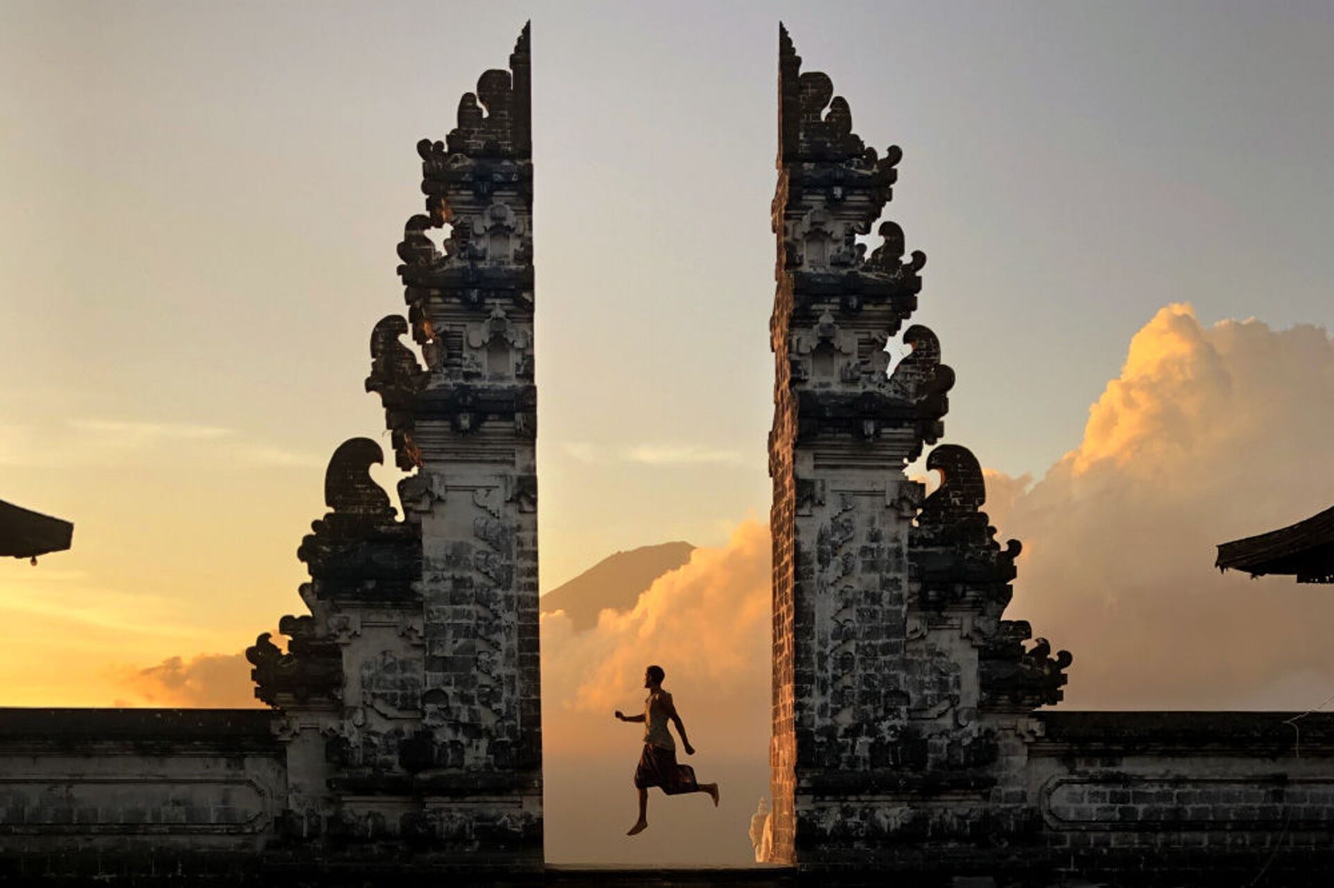 Pura Penataran Agung Lempuyang là ngôi đền Hindu của người Bali nằm ở Karangasem. Pura Penataran Agung được coi là một phần của tổ hợp Pura, tòa nhà bao quanh núi Lempuyan. Đây không chỉ là một trong những ngôi đền được sùng bái nhất ở Bali, mà còn là một địa danh chụp ảnh rất phổ biến đối với khách du lịch. - Sputnik Việt Nam, 1920, 09.02.2022