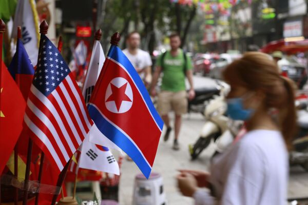 Cờ lưu niệm của Hoa Kỳ và Bắc Triều Tiên trong một cửa hàng lưu niệm ở Hà Nội, Việt Nam - Sputnik Việt Nam