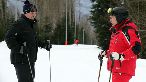 Tổng thống Nga và Belarus, Vladimir Putin và Alexander Lukashenko đi trượt tuyết trên sườn núi. - Sputnik Việt Nam