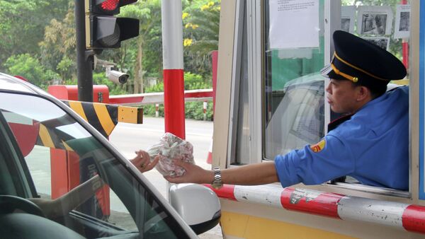 Liên tiếp mấy ngày gần đây, người dân huyện Nghi Xuân dùng tiền mệnh giá dưới 1.000 đồng để mua vé qua trạm thu phí Bến Thủy 1 - Sputnik Việt Nam