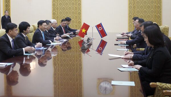 Phó Thủ tướng, Bộ trưởng Ngoại giao Việt Nam Phạm Bình Minh và Bộ trưởng Ngoại giao Triều Tiên Ri Yong-ho trong cuộc gặp tại Bình Nhưỡng - Sputnik Việt Nam