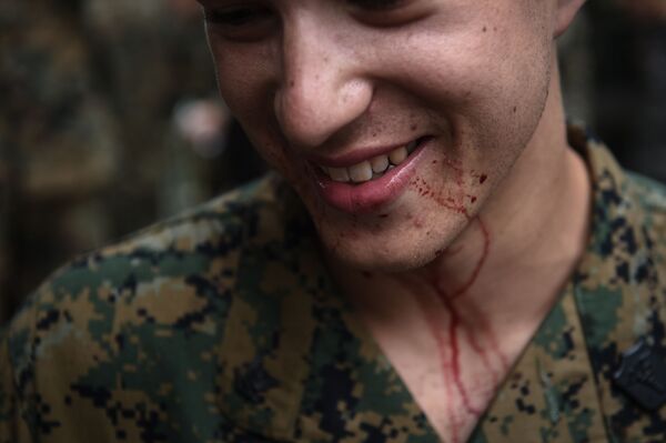 Thủy quân lục chiên Mỹ với dấu vết máu trong buổi huấn luyện sinh tồn rừng rậm - một phần cuộc tập trận quân sự Cobra Gold ở Thái Lan - Sputnik Việt Nam