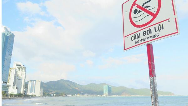 Khu vực bãi biển nơi hai du khách tử nạn có biển cấm bơi lội, nhưng du khách và người dân vẫn bơi lội, gây nguy hiểm tính mạng. - Sputnik Việt Nam