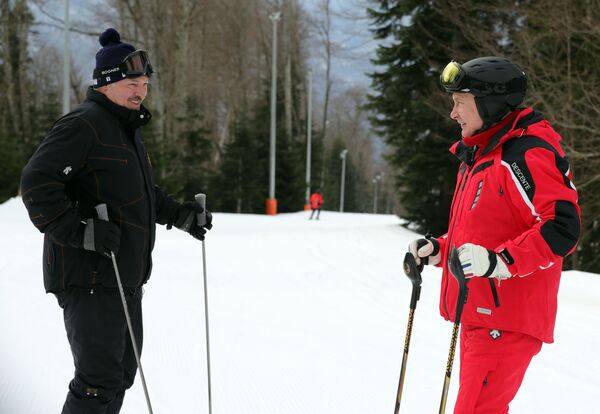 Tổng thống Belarus Alexandr Lukashenko và Tổng thống Nga Vladimir Putin trượt tuyết ở Sochi - Sputnik Việt Nam
