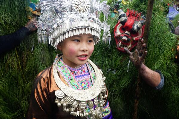Cô bé dân tộc Mao tại lễ hội ở Liễu Châu, Trung Quốc - Sputnik Việt Nam