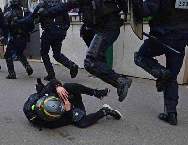Nhân viên cảnh sát và người tham gia cuộc biểu tình áo gile vàng ở Paris - Sputnik Việt Nam