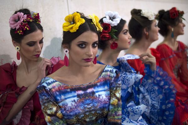 Người mẫu trong hậu trường tại Flamenco Fashion Show ở Seville, Tây Ban Nha - Sputnik Việt Nam
