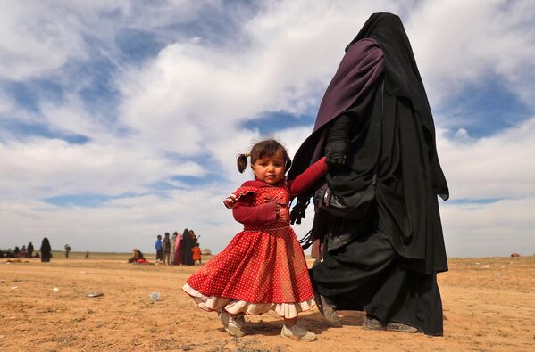 Người phụ nữ tị nạn với con gái ở Syria - Sputnik Việt Nam