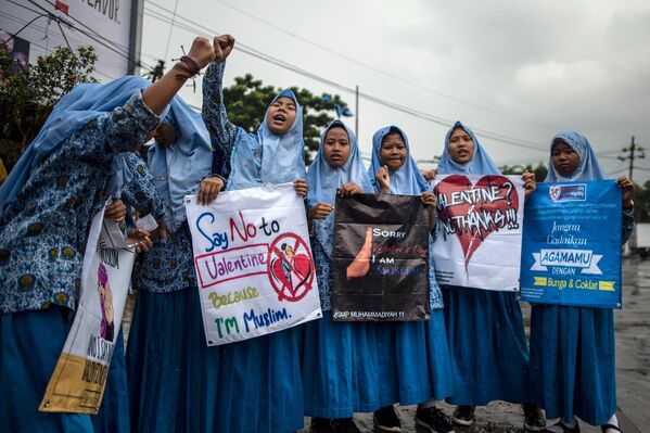 Sinh viên Hồi giáo Indonesia trong cuộc biểu tình phản đối Ngày lễ tình nhân ở thành phố Surabaya - Sputnik Việt Nam