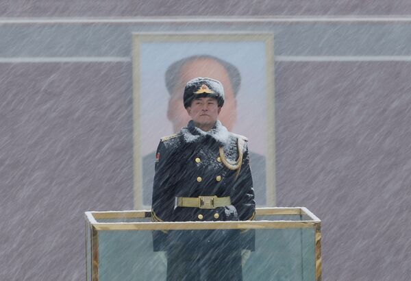 Người lính đứng gác trước bức chân dung của Mao Trạch Đông trong trận tuyết rơi ở Bắc Kinh - Sputnik Việt Nam