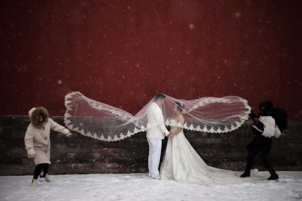 Buổi chụp ảnh cưới trong trận tuyết rơi ở Bắc Kinh, Trung Quốc - Sputnik Việt Nam