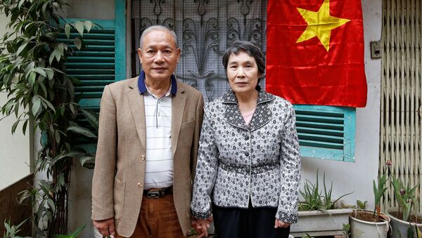 Ông Phạm Ngọc Cảnh với bà Ri Yong-hui - Sputnik Việt Nam