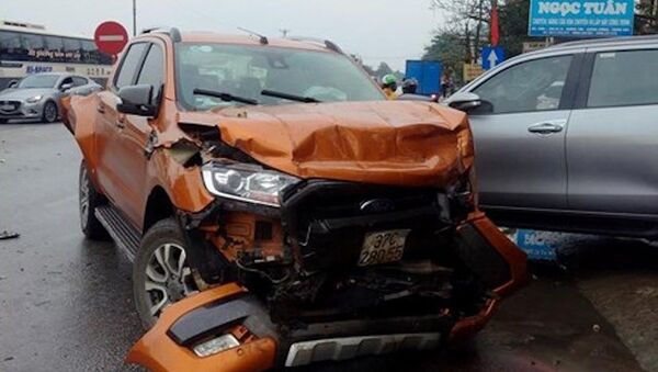 Vụ tai nạn khiến 2 xe bán tải bị hư hỏng nặng - Sputnik Việt Nam