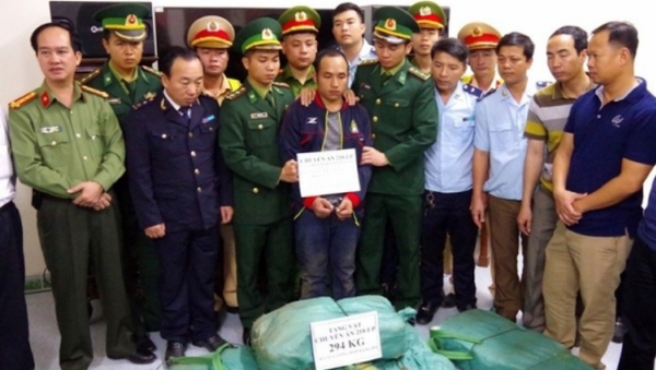 Đối tượng VangChueyang Briachear và tang vật lbị lực lượng chức năng bắt giữ. - Sputnik Việt Nam