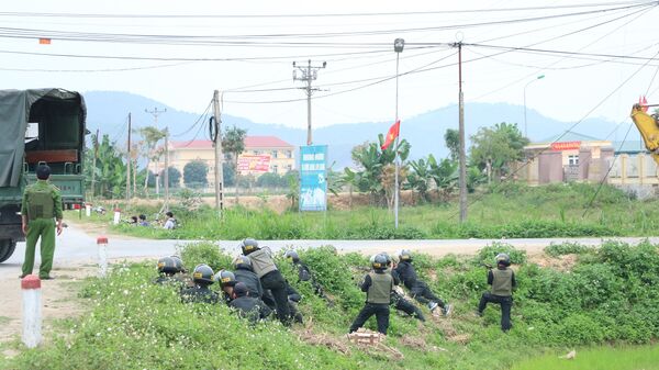 Lực lượng công an, cảnh sát cơ động tham gia truy bắt đối tượng - Sputnik Việt Nam