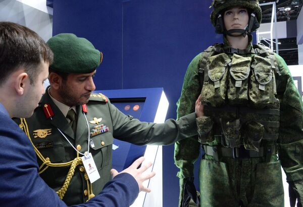 Khách tham quan xem bộ thiết bị Ratnik của Nga tại triển lãm vũ khí quốc tế IDEX-2019 Abu Dhabi - Sputnik Việt Nam