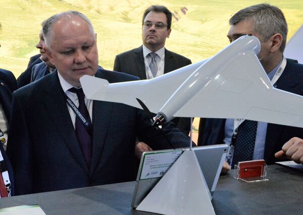 Tổng giám đốc Rosoboronexport Alexander Mikheev (trái) xem xét máy bay không người lái - kamikadze KYB, do công ty Kalashnikov sản xuất, tại Triển lãm vũ khí quốc tế IDEX-2019 ở Abu Dhabi - Sputnik Việt Nam