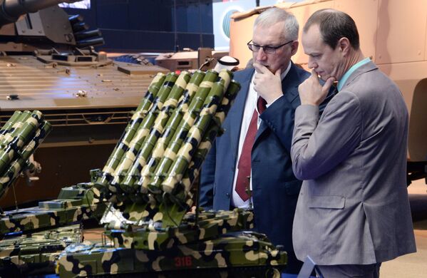 Khách tham quan xem hình ảnh của các thiết bị quân sự của công ty Almaz-Antey tại Triển lãm vũ khí quốc tế IDEX-2019 ở Abu Dhabi - Sputnik Việt Nam