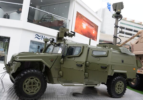 Chiếc xe dẫn động hai cầu VAMTAC ST5 bốn bánh đi mọi địa hình của Tây Ban Nha tại triển lãm vũ khí quốc tế IDEX-2019 (Abu Dhabi) - Sputnik Việt Nam