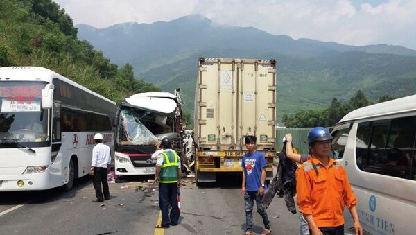 Vụ tai nạn khiến chiếc xe khách bị vỡ nát phần đầu. - Sputnik Việt Nam