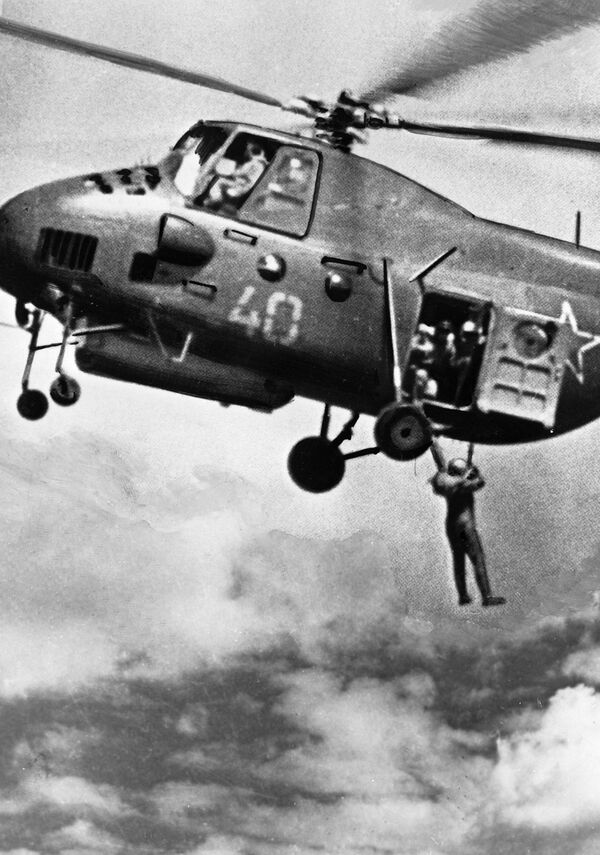 Diễn tập quân sự, lính dù nhảy từ chiếc trực thăng, năm 1936 - Sputnik Việt Nam