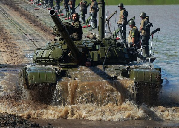 Xe tăng T-72 vượt trở ngại dưới nước trong cuộc tập trận ở vùng Primorsk, 2017 - Sputnik Việt Nam