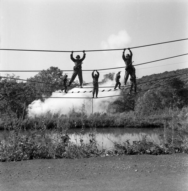 Vượt dây cáp treo trong cuộc tập trận lính thủy đánh bộ, 1976 - Sputnik Việt Nam