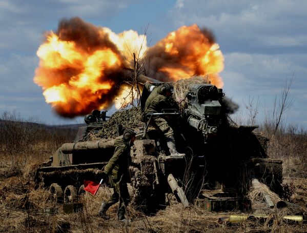 Bắn pháo tự hành 2C5 Giatsint trong các cuộc tập trận chiến thuật lần thứ 5 tại Quân khu Đông ở vùng Primorsk, 2016 - Sputnik Việt Nam