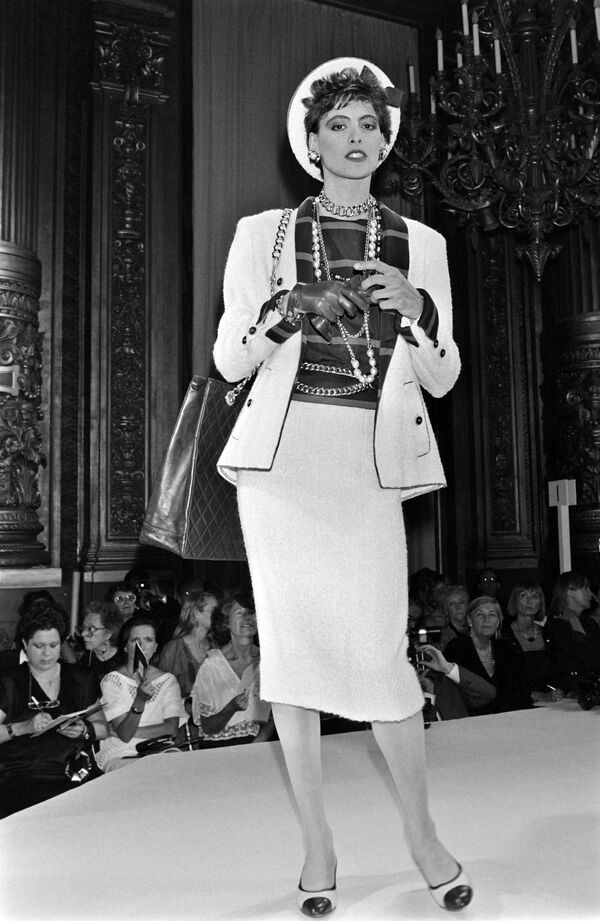 Ines de la Fressange trình diễn chiếc váy từ bộ sưu tập mới của Chanel, 1984 - Sputnik Việt Nam